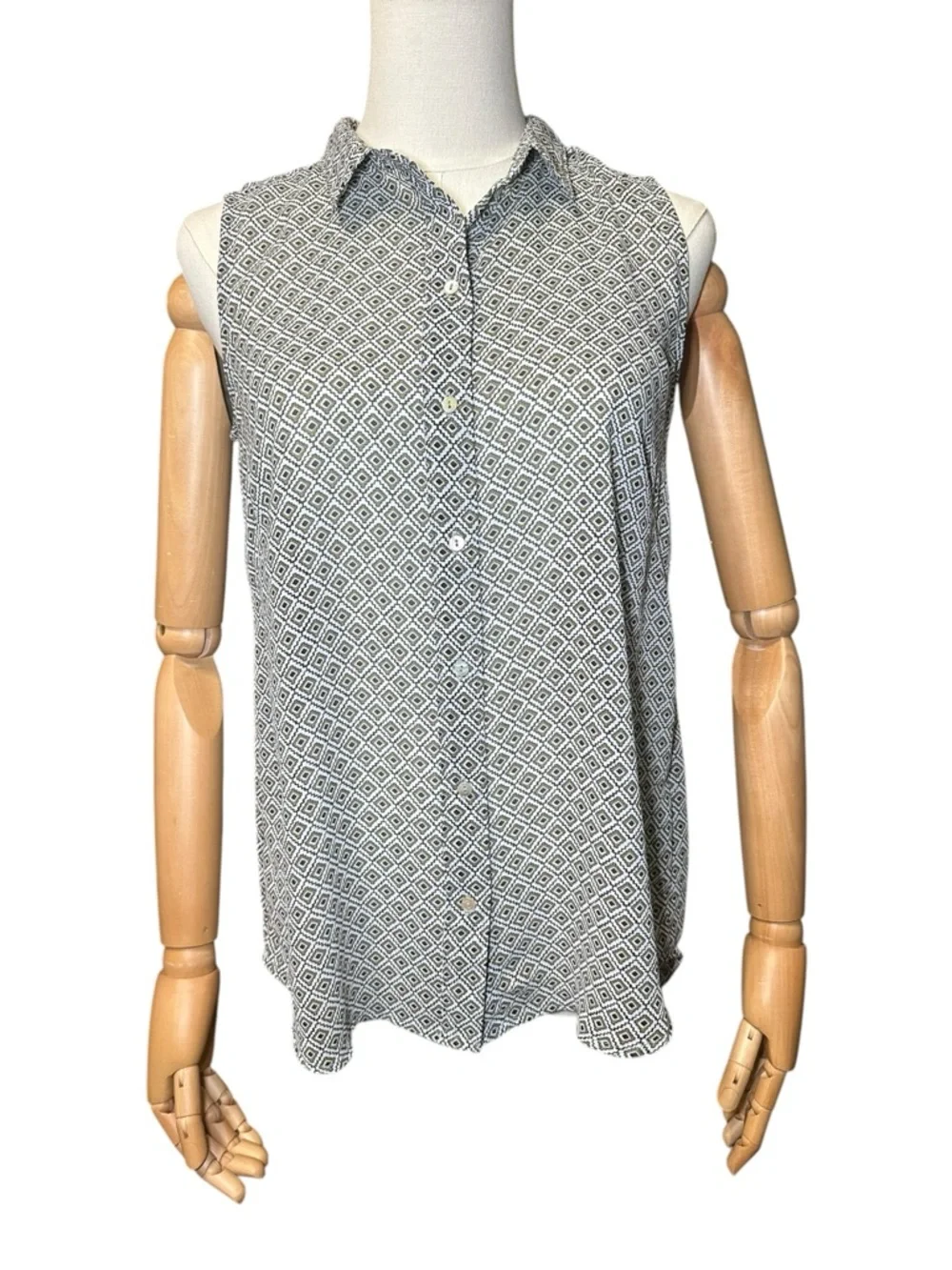 H&M Sleeveless Diamond-Print Button Front Blouse - Picture 2 of 8